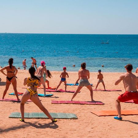 Reef Oasis Blue Bay Resort & Spa Sharm el-Sheikh Exterior foto Aerobic exercise on the beach