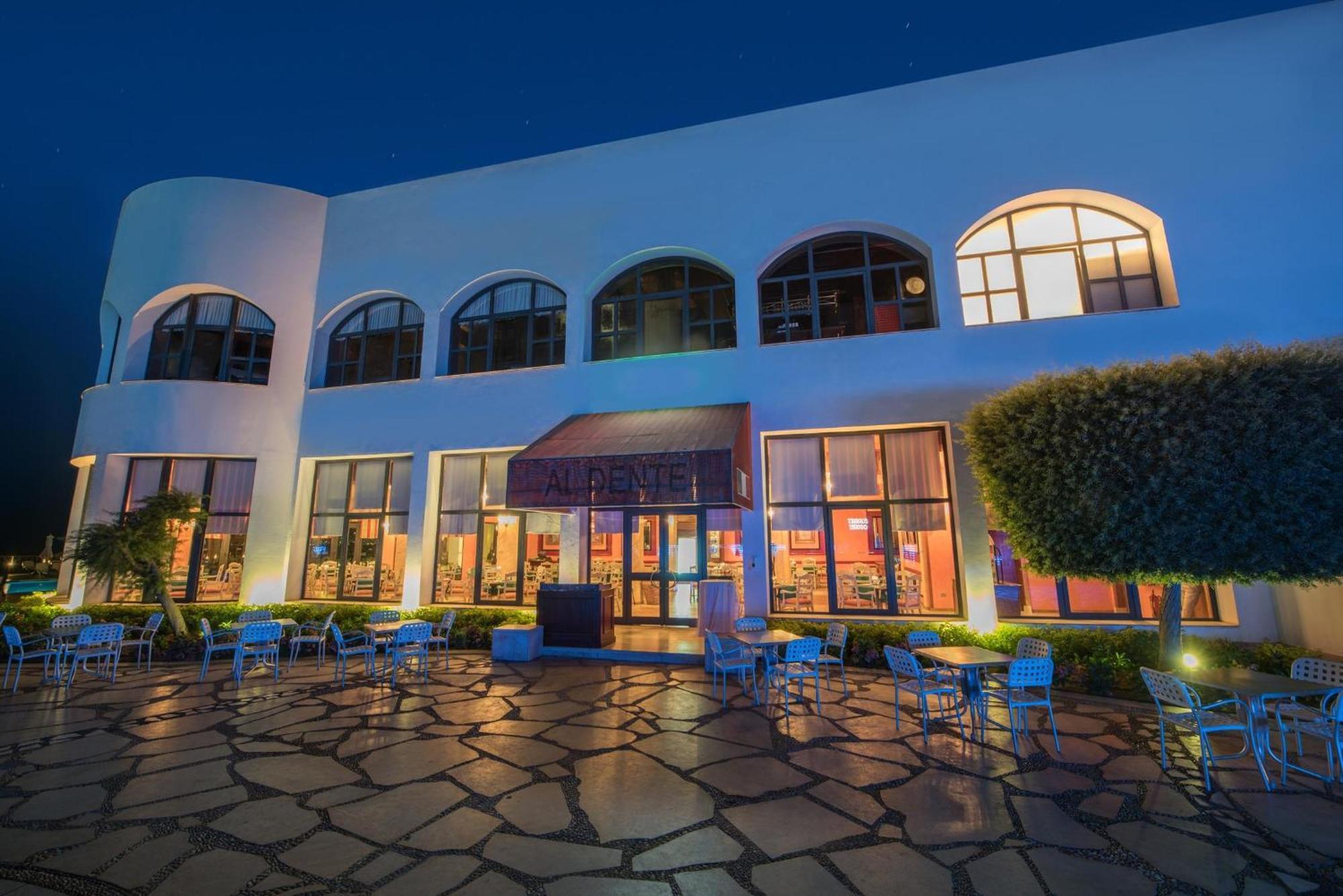 Reef Oasis Blue Bay Resort & Spa Sharm el-Sheikh Exterior foto The restaurant at the hotel