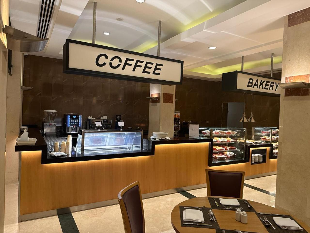 Reef Oasis Blue Bay Resort & Spa Sharm el-Sheikh Exterior foto Coffee and bakery counter at a hotel