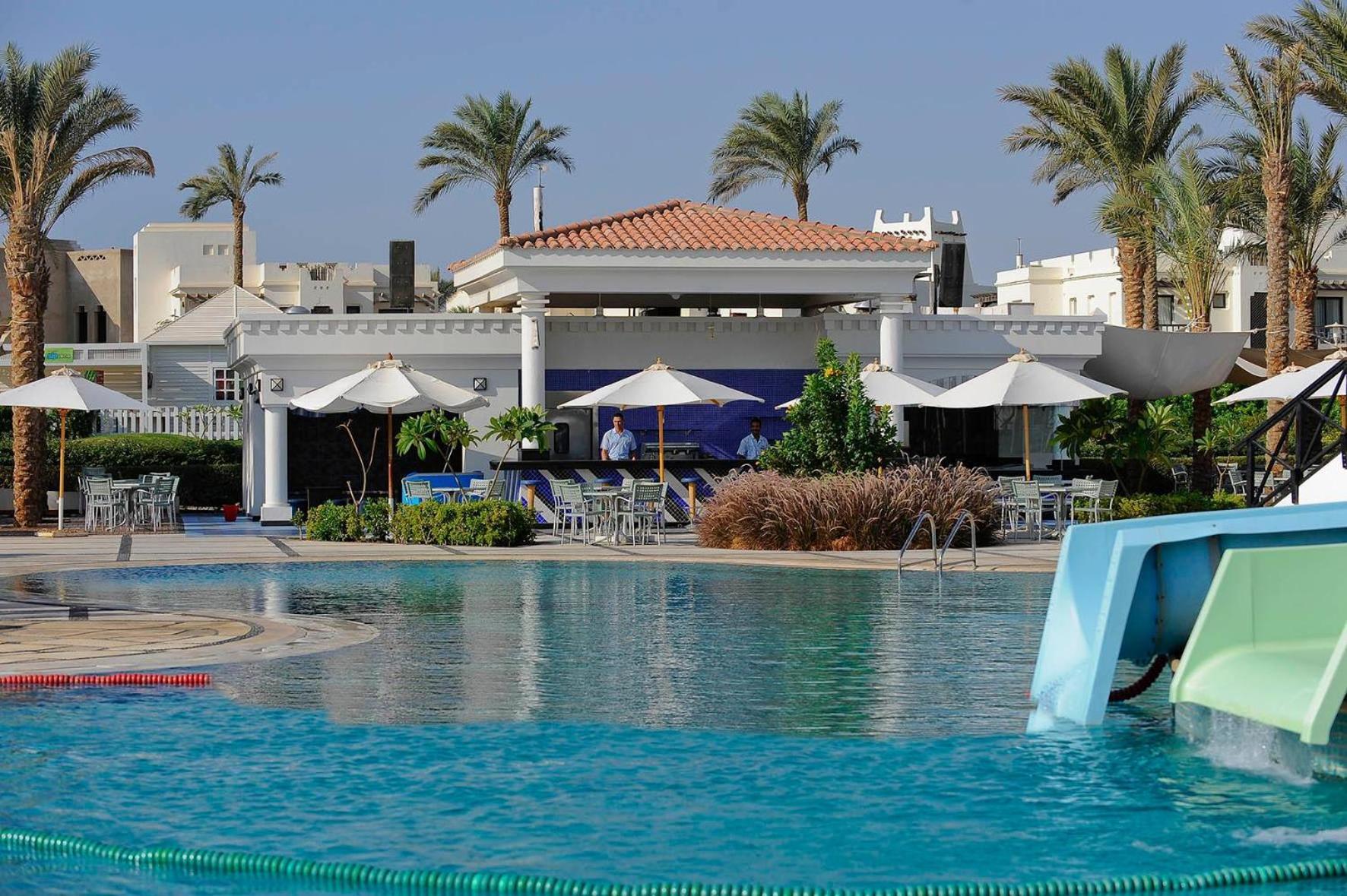 Reef Oasis Blue Bay Resort & Spa Sharm el-Sheikh Exterior foto The pool at the Hilton Sharm El Sheikh
