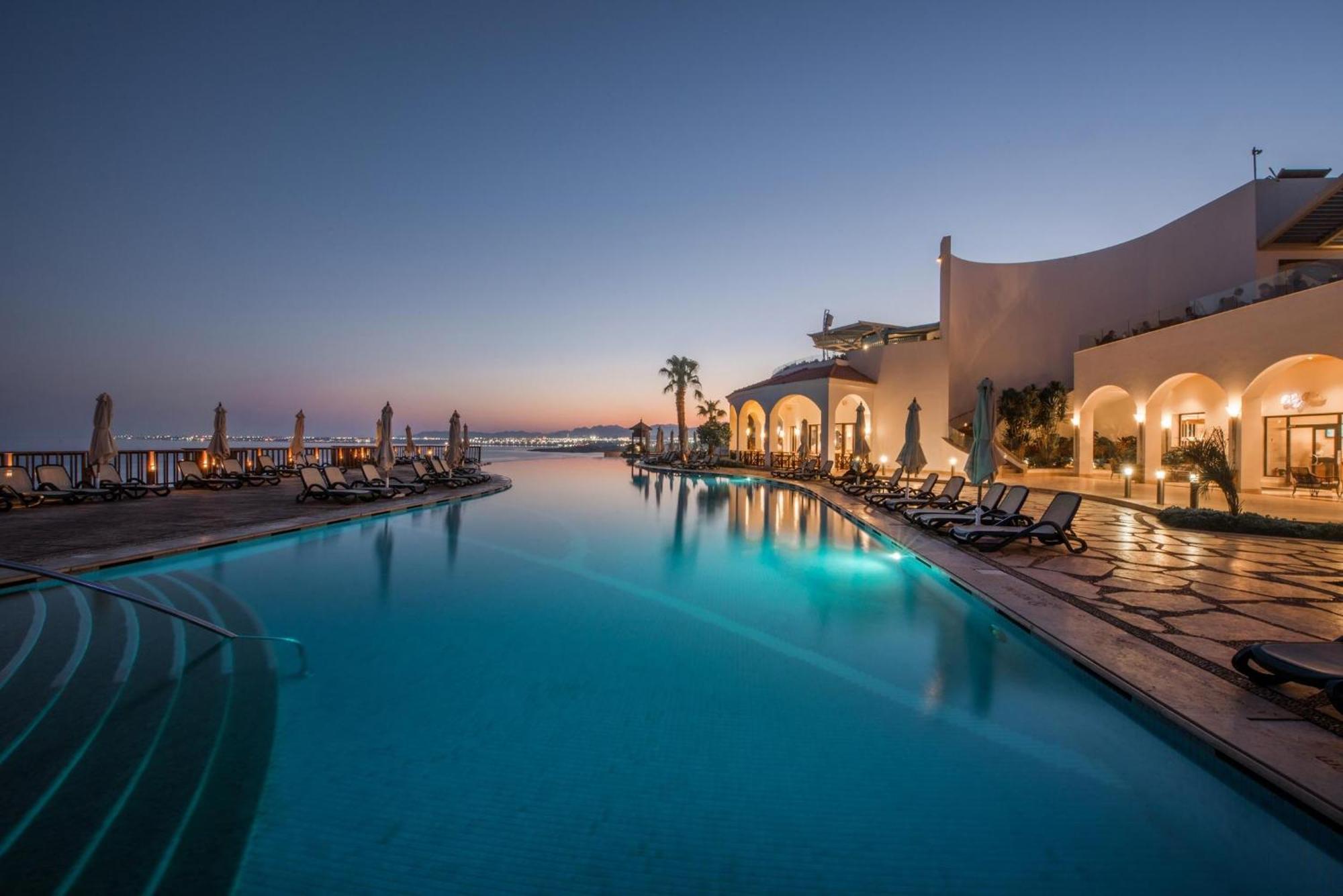 Reef Oasis Blue Bay Resort & Spa Sharm el-Sheikh Exterior foto The pool at the resort