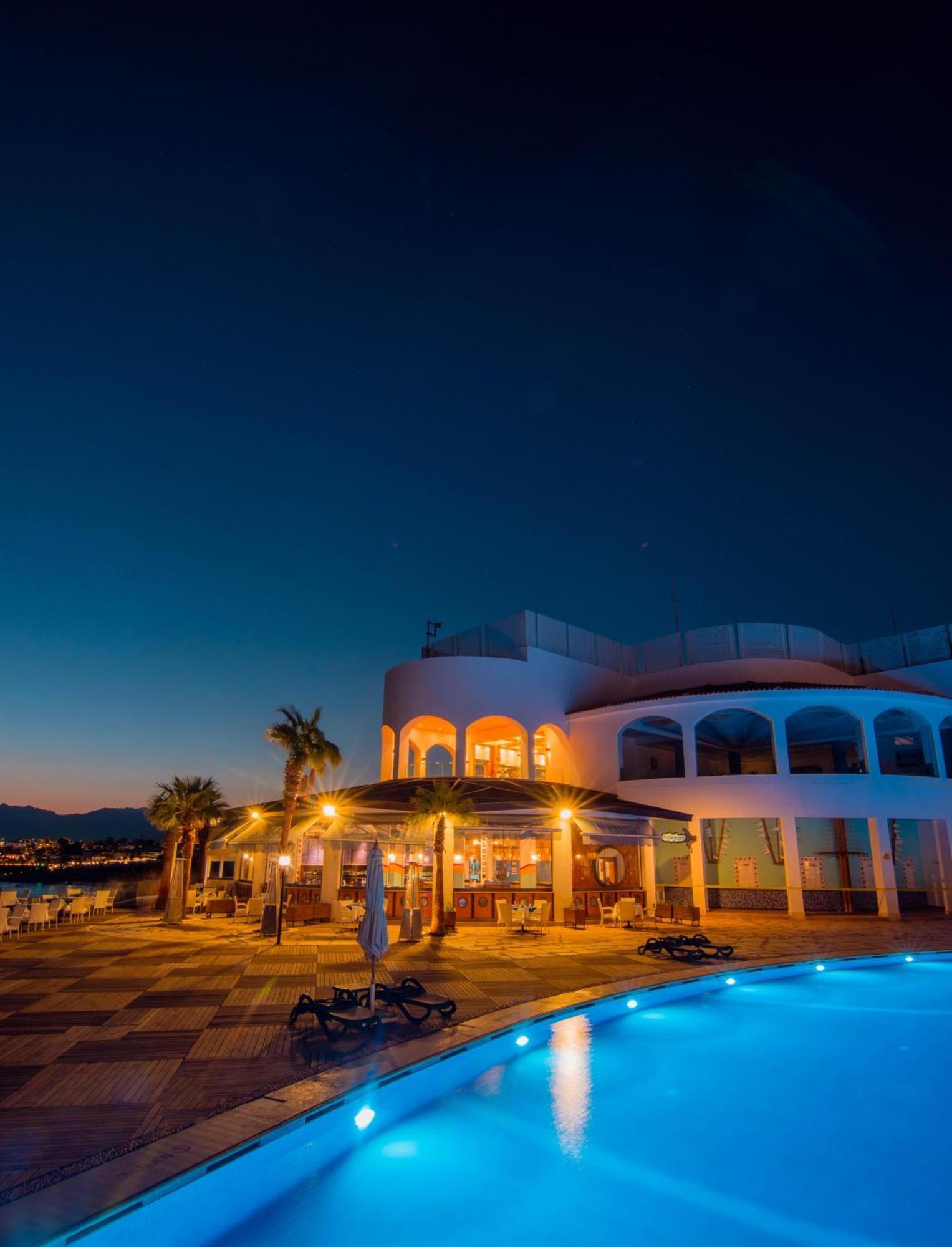 Reef Oasis Blue Bay Resort & Spa Sharm el-Sheikh Exterior foto The resort at night