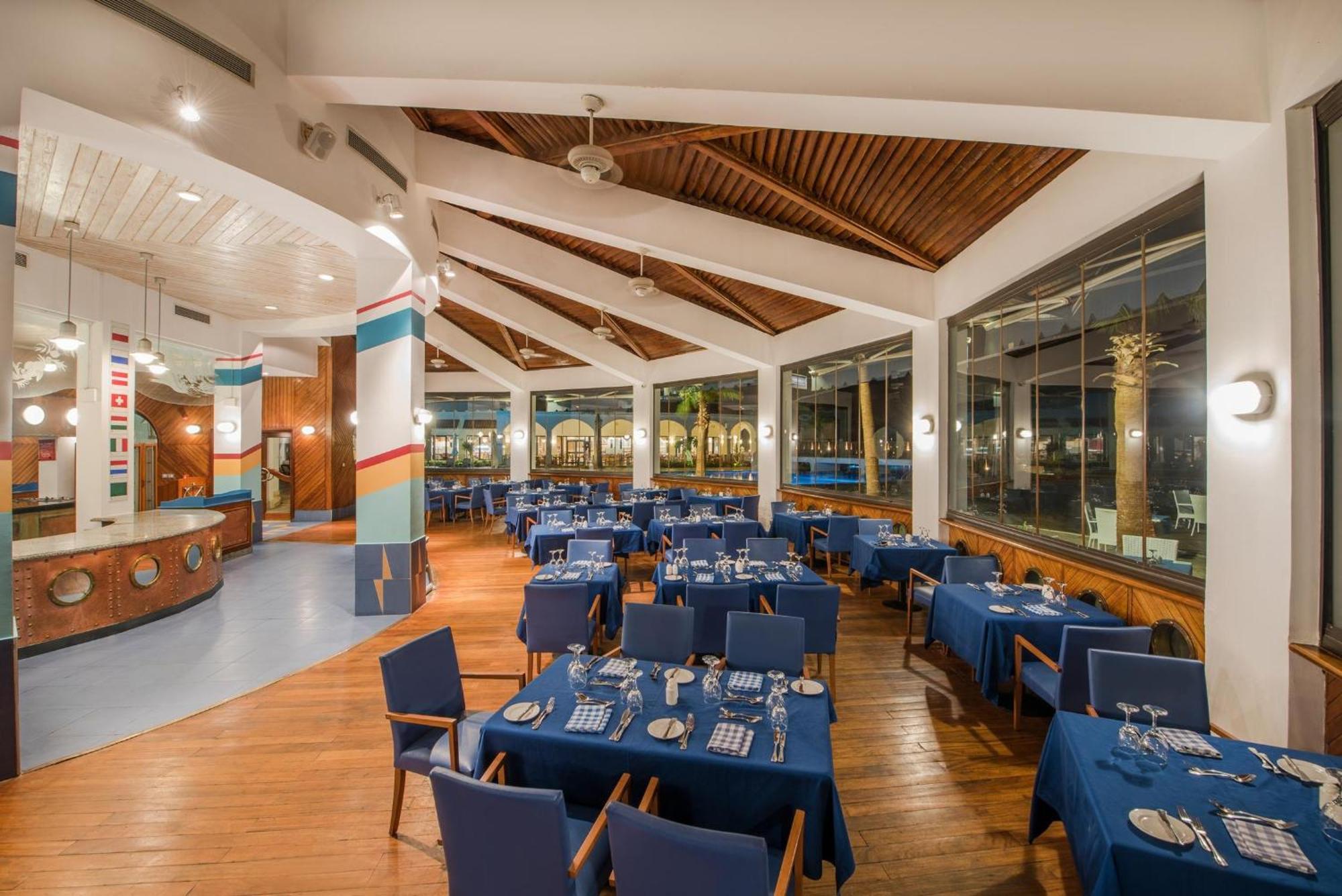 Reef Oasis Blue Bay Resort & Spa Sharm el-Sheikh Exterior foto The dining room at the International House
