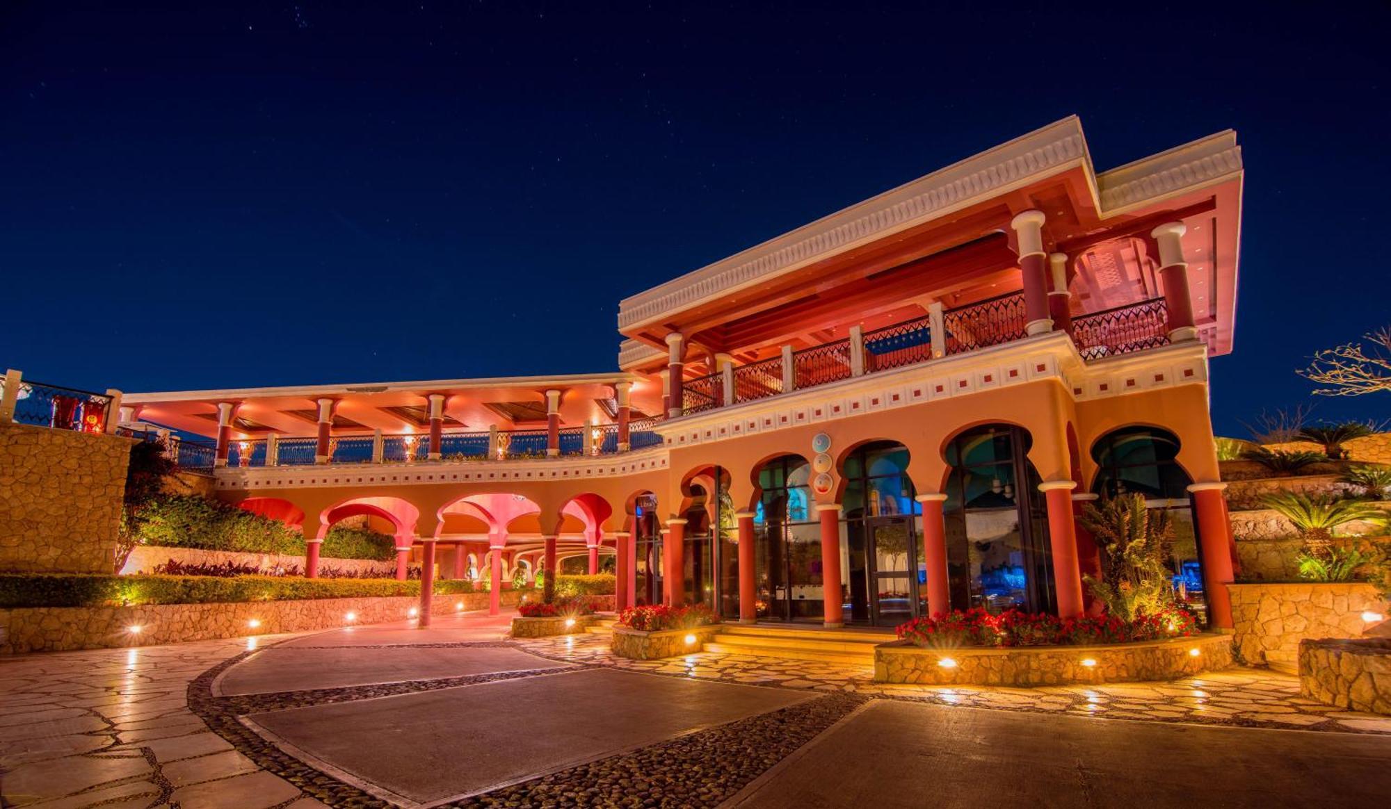 Reef Oasis Blue Bay Resort & Spa Sharm el-Sheikh Exterior foto The resort at night