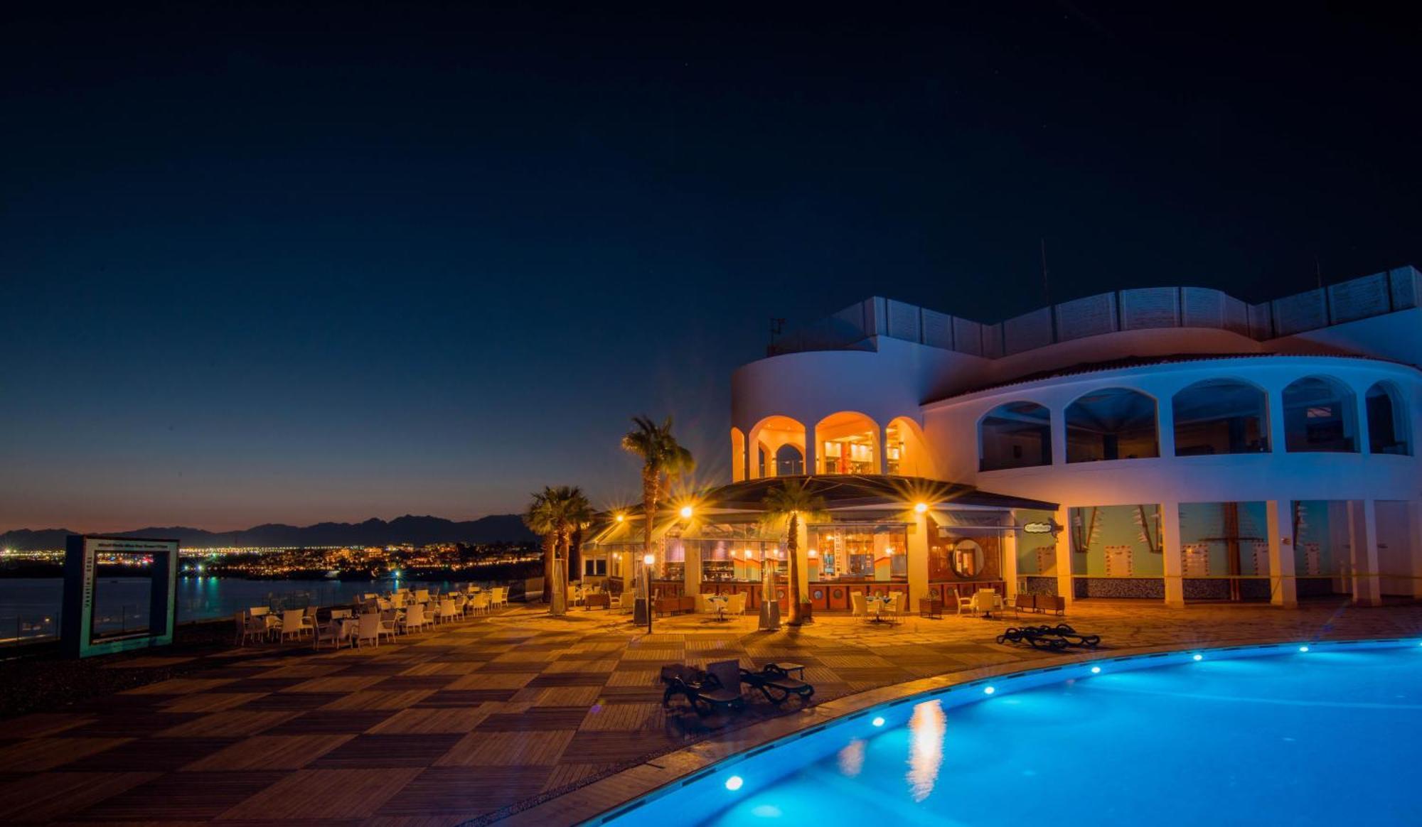 Reef Oasis Blue Bay Resort & Spa Sharm el-Sheikh Exterior foto The resort at night