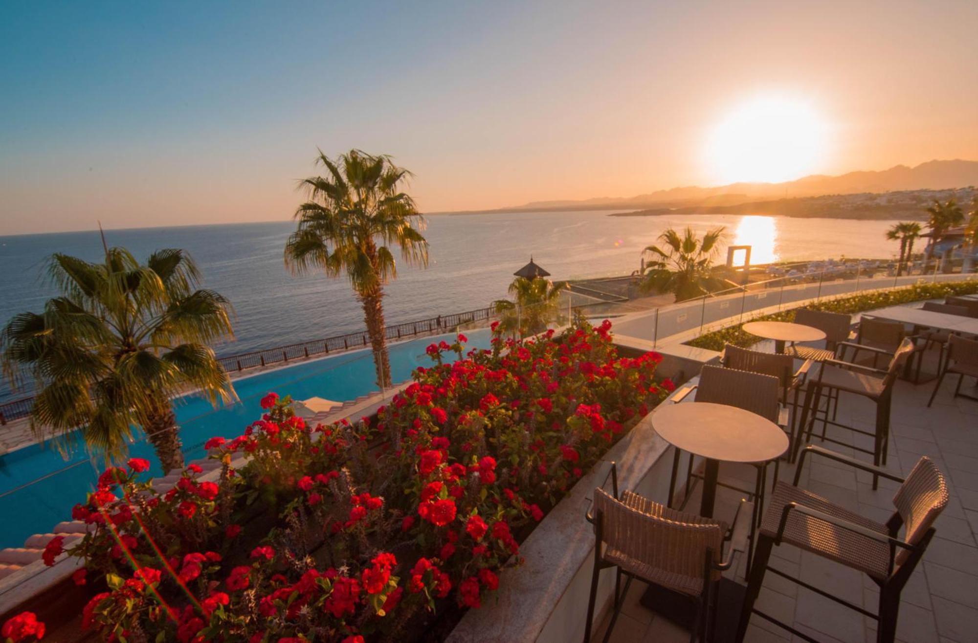 Reef Oasis Blue Bay Resort & Spa Sharm el-Sheikh Exterior foto Sunset at the pool