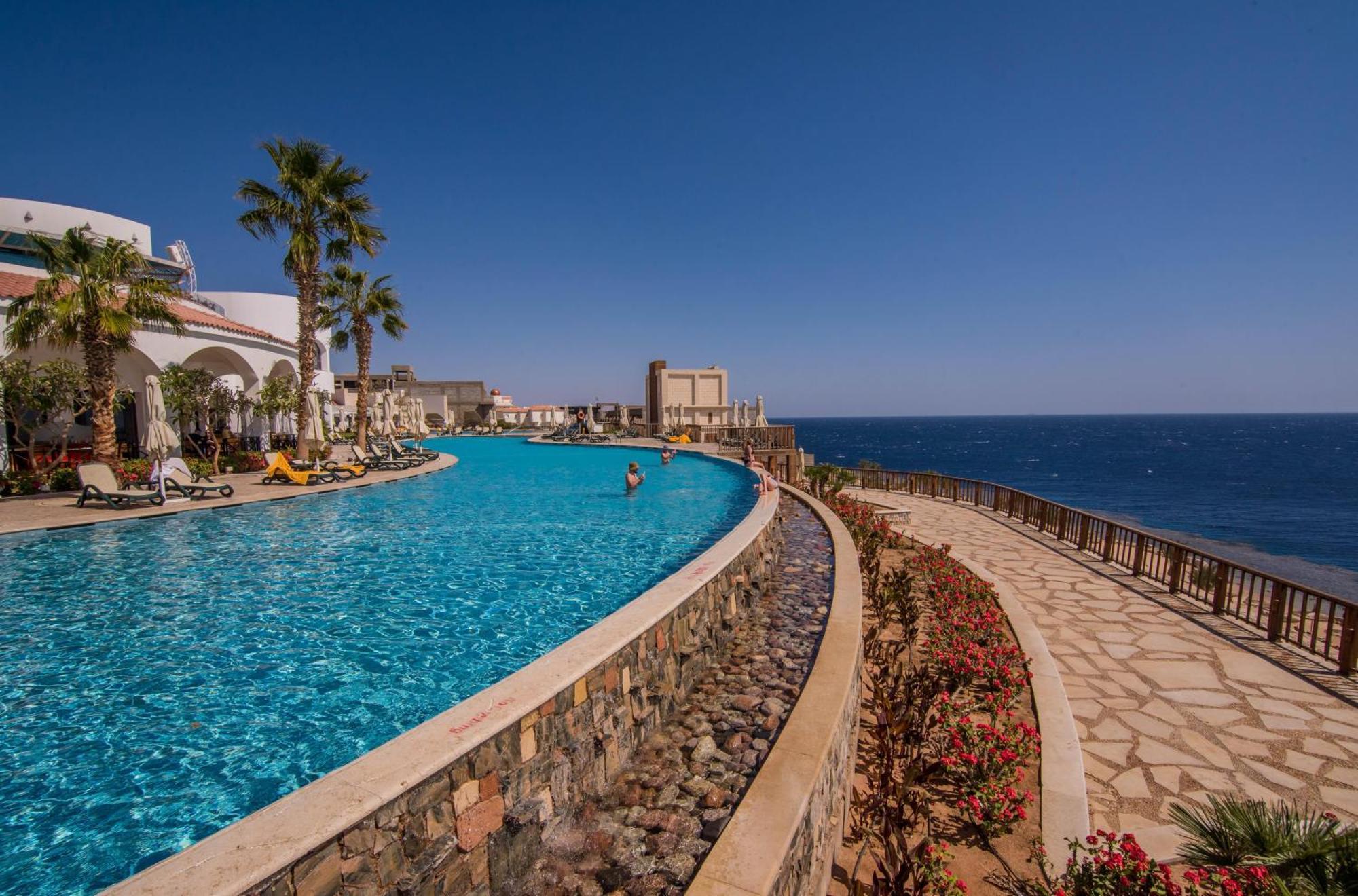 Reef Oasis Blue Bay Resort & Spa Sharm el-Sheikh Exterior foto The pool at the Iberostar Grand Hotel Melia, in Gran Canaria, Spain