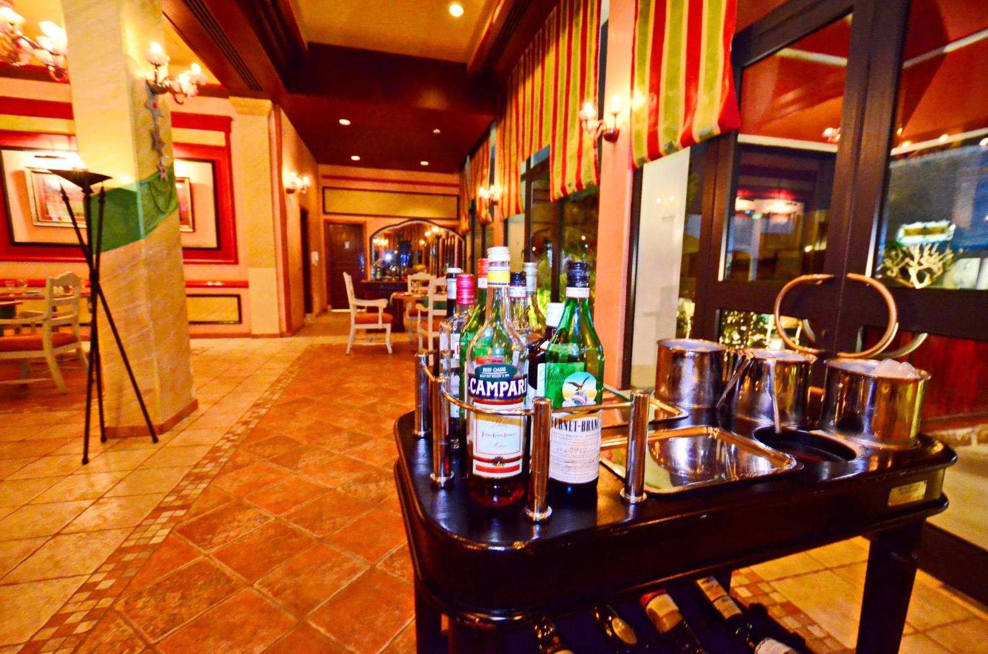 Reef Oasis Blue Bay Resort & Spa Sharm el-Sheikh Exterior foto A bar cart with a selection of spirits