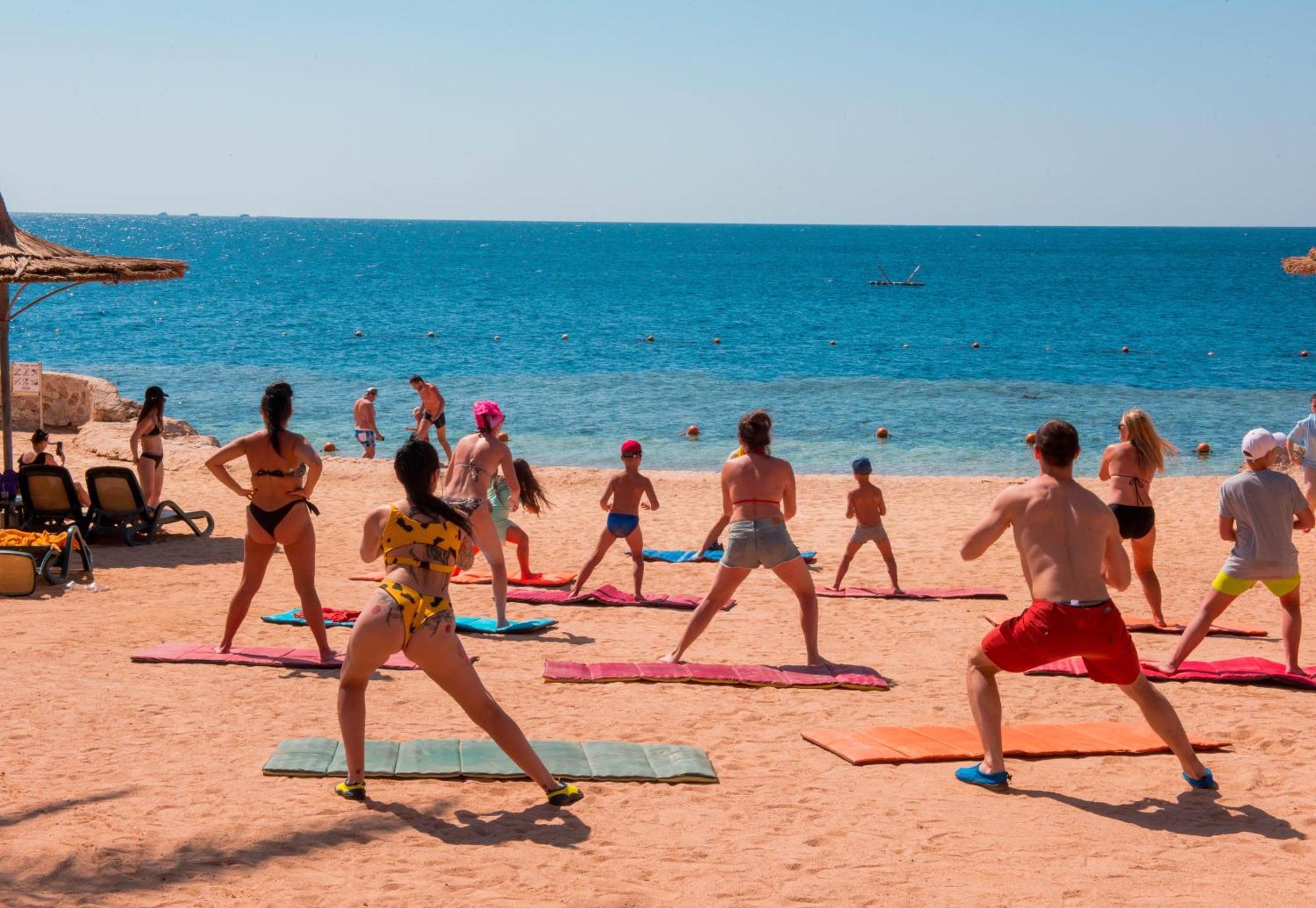 Reef Oasis Blue Bay Resort & Spa Sharm el-Sheikh Exterior foto Aerobic exercise on the beach