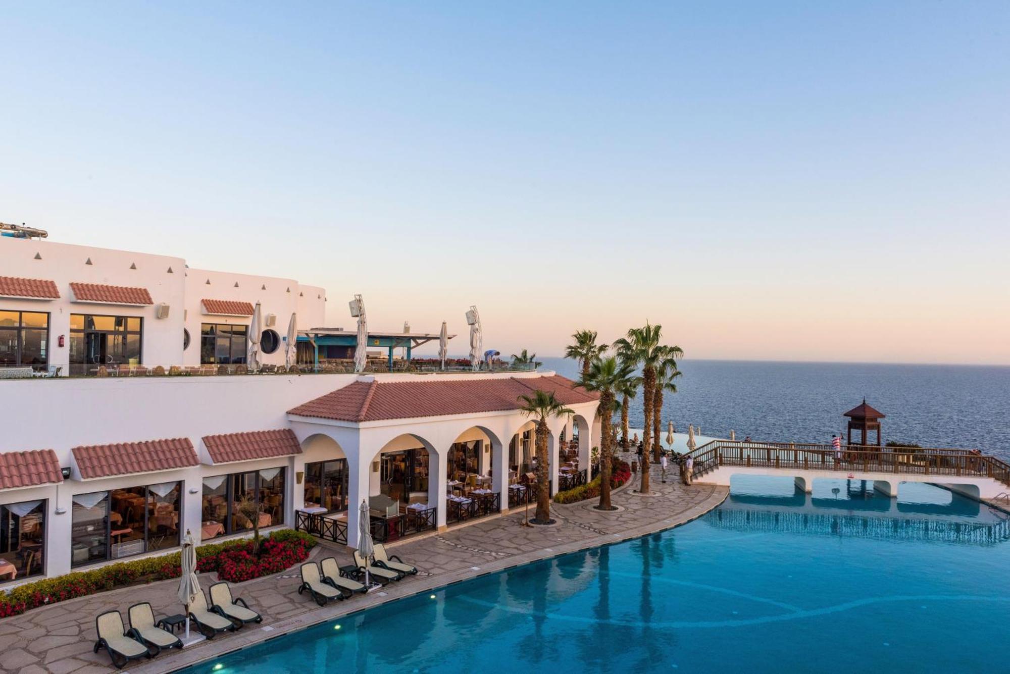 Reef Oasis Blue Bay Resort & Spa Sharm el-Sheikh Exterior foto The resort's main pool