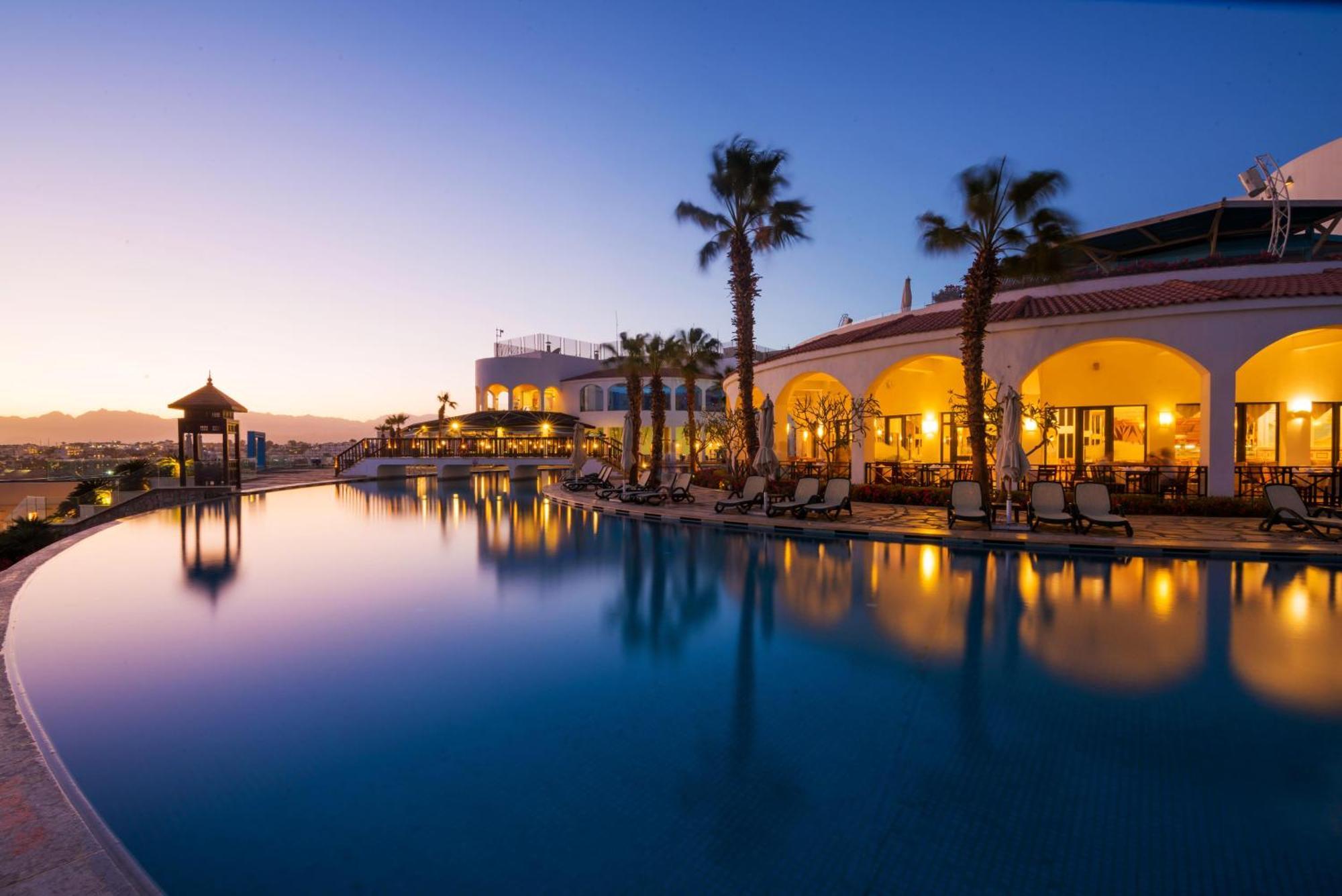 Reef Oasis Blue Bay Resort & Spa Sharm el-Sheikh Exterior foto The resort at sunset